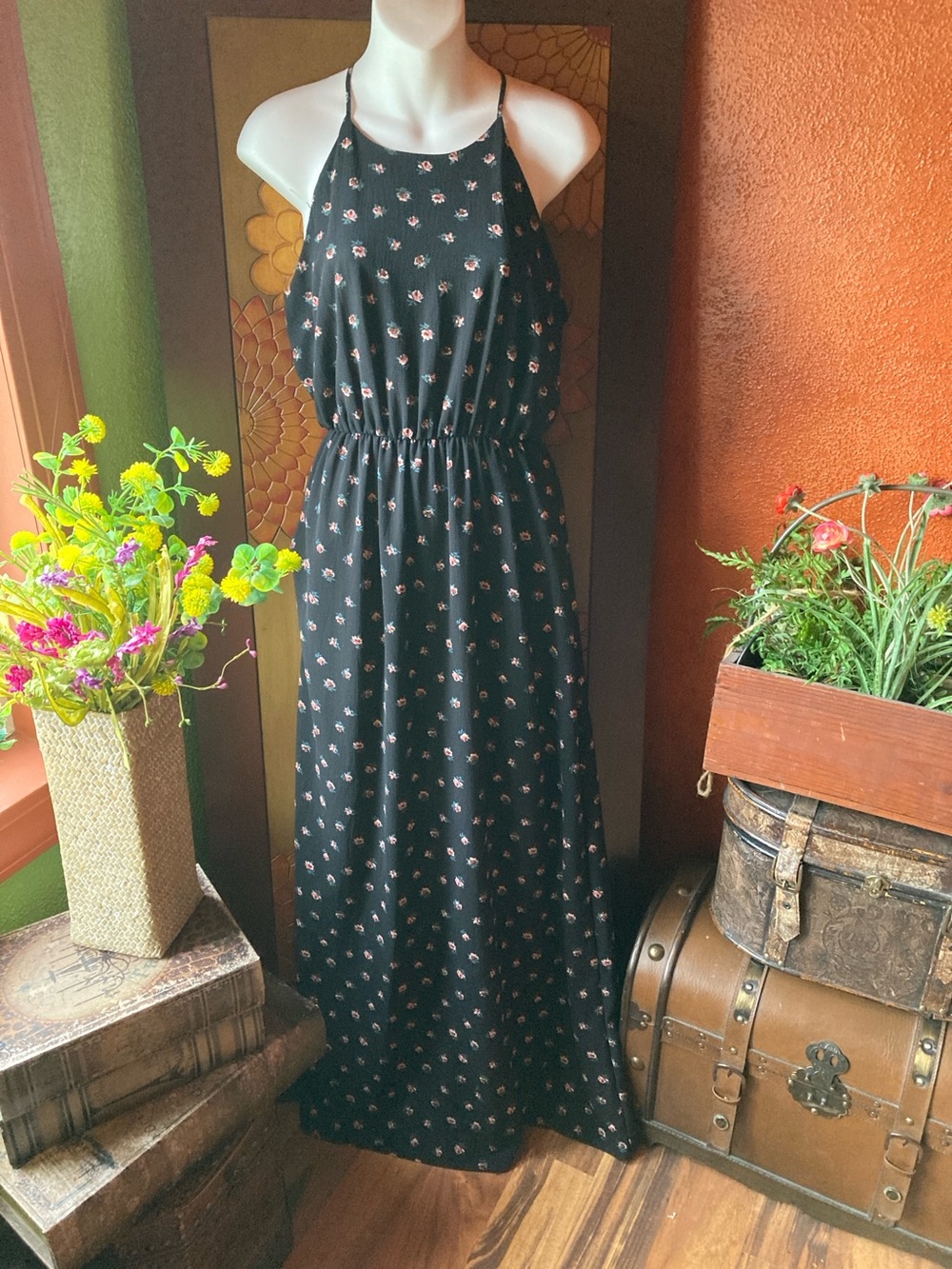 Everly Medium sleeveless black ditsy floral maxi dress